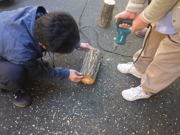 植菌ドリルで穴をあける画像