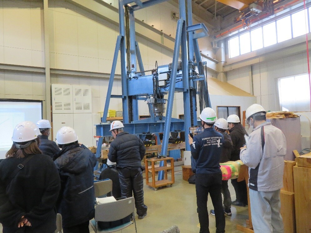 写真１：曲げ試験の様子