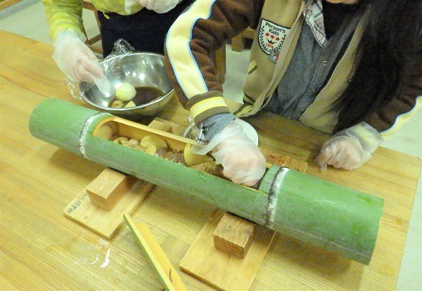 竹筒洋風おでんの仕込みで具材を入れていく画像