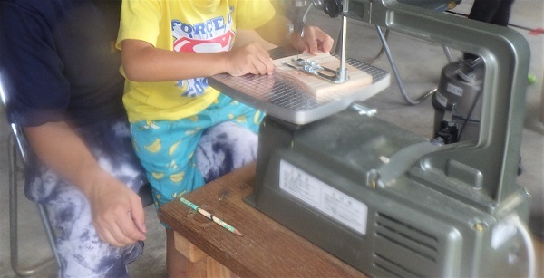 糸のこ盤で杉板をカットする画像