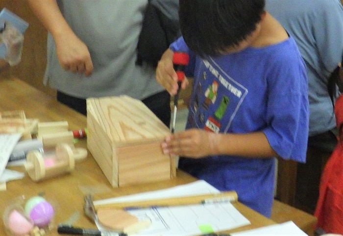 ビスでねじどめ作業の画像