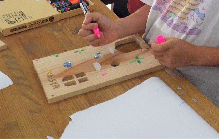 マジックやシールで飾り付けの作業