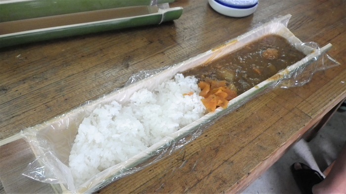 お昼のカレーライスを竹皿に入れた画像