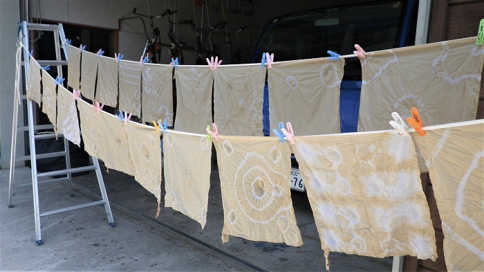 染めたハンカチを乾かす画像