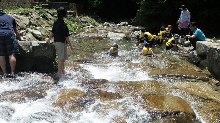 小田川で遊ぶ子ども達の画像