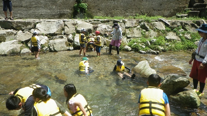 川の中で遊ぶ子ども達の画像