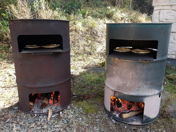 特製ドラム缶窯でピザを焼く画像