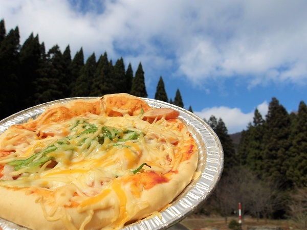 焼きたてのピザの画像