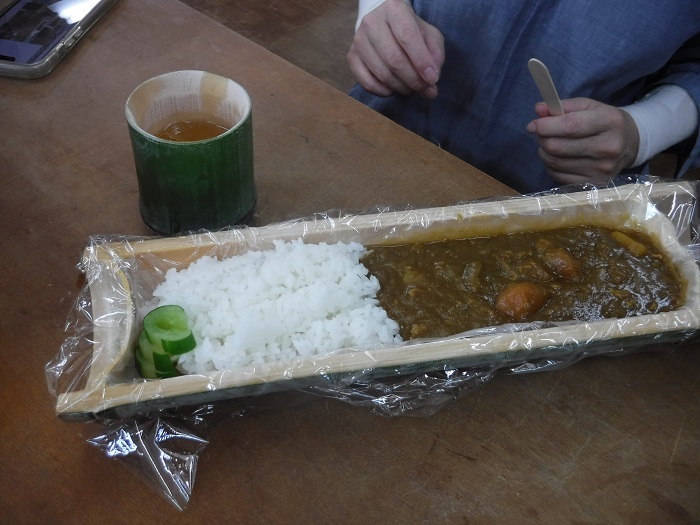作ったカレーライスを竹皿に入れた画像