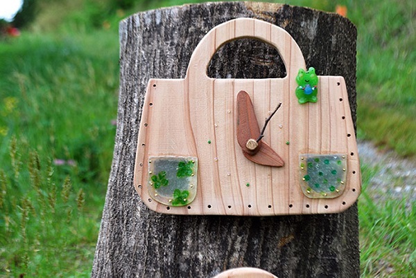 手提げかばん型の時計の画像