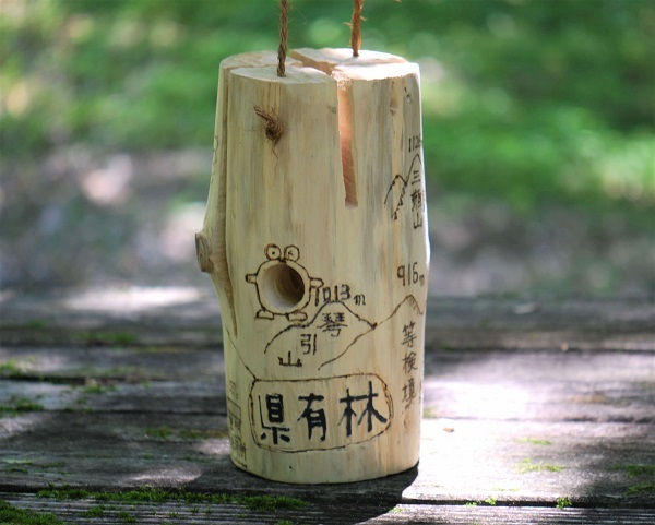 焼きペンで山なみを描いたトーチの画像