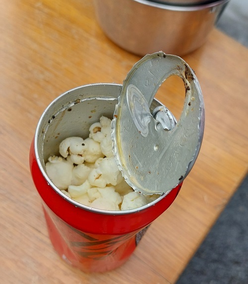 空き缶で作るポップコーン作りの画像