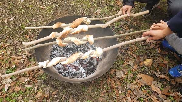 おき火でパンを焼く画像