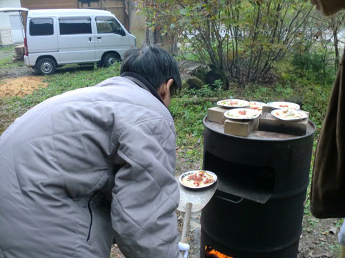 ドラム缶窯でピザを焼く画像