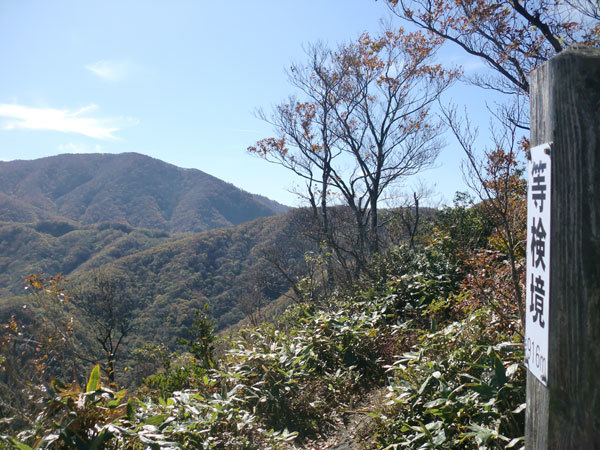 等検境山頂からみえる大万木山