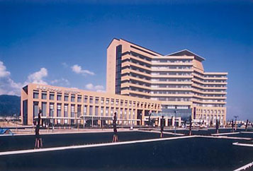 県立中央病院（写真）