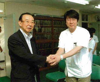 医師確保に向けた取り組みの強化。写真は、医師と握手を交わす澄田知事