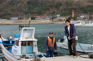 父の漁を手伝う宮崎さんの写真