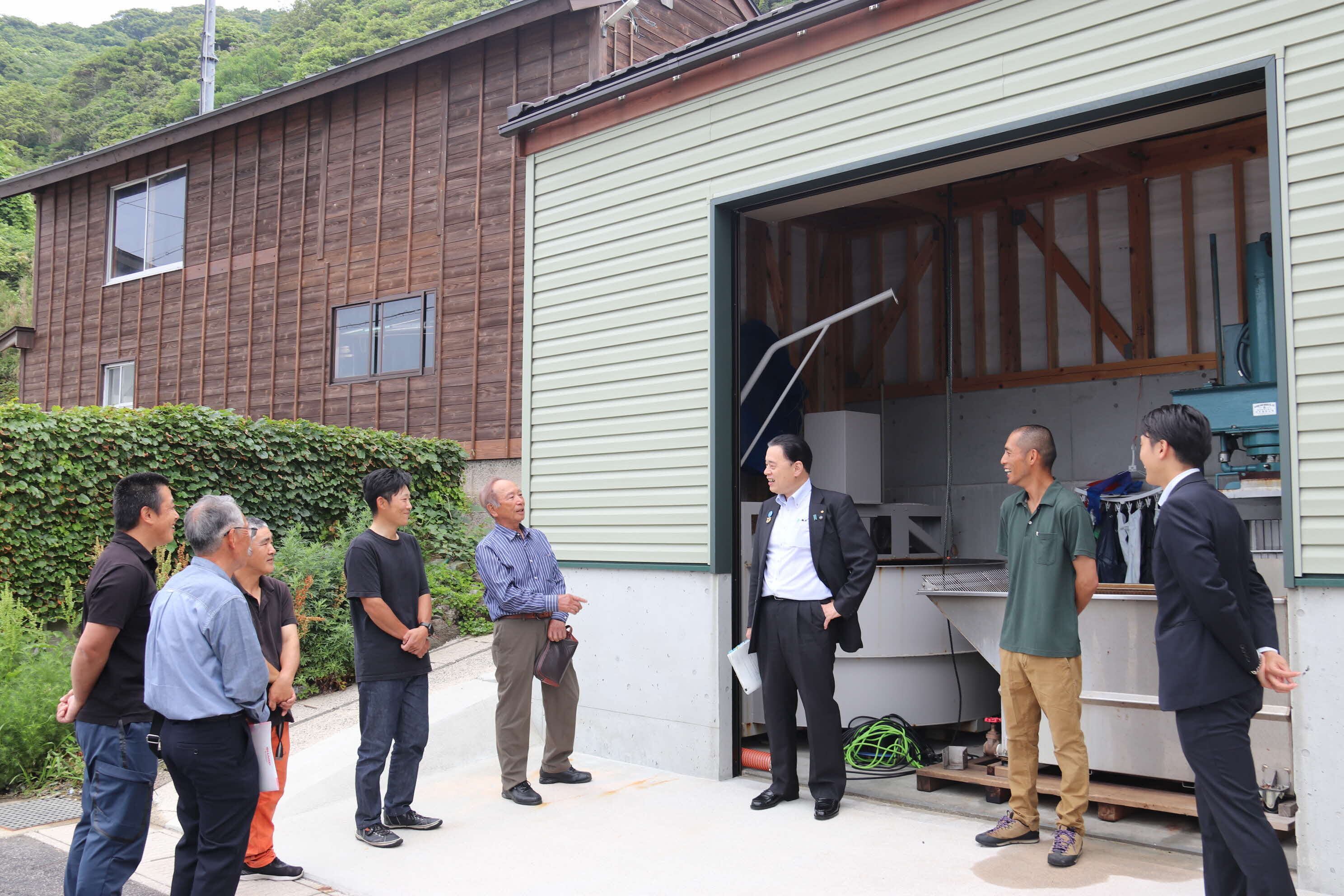 塩蔵ワカメ加工場での視察のようす