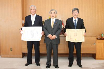 左から明石孝義さん、知事、須田益在さん