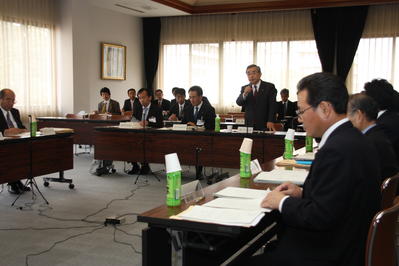 改革推進会議で県の方針を説明する知事