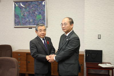 国土交通省中国地方整備局福田局長と握手を交わす知事