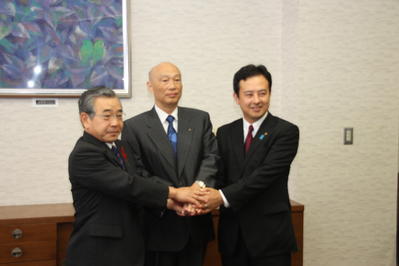 中井社長、福原市長と握手する知事