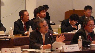 東アジア地方政府会合で島根県の取り組みを話す知事
