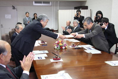 藤田社長に立地計画認定書を交付する知事の写真