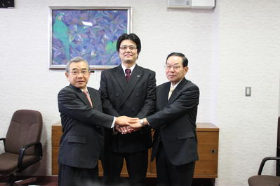 荒木社長、江津市長と握手を交わす知事の写真