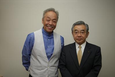 谷村新司さんと撮影する知事の写真