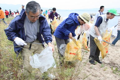 鳥取県藤井副知事と一緒に清掃活動を行う知事の写真