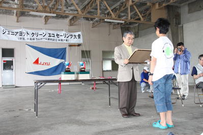 島根県知事賞の賞状を読み上げる知事の写真