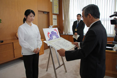 イラストレーターの松谷さんに表彰状を授与する知事の写真