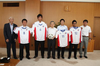 サッカー世界大会出場選手と撮影する知事の写真