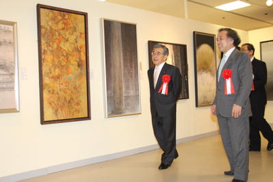 日本画を鑑賞する知事の写真