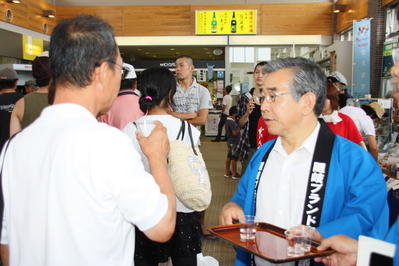 隠岐空港の乗客に対し島根の日本酒をＰＲする知事の写真