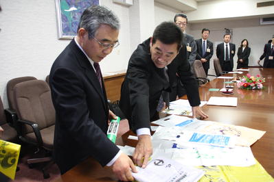 寺井代表取締役から商品の説明を受ける知事