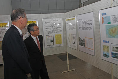 「竹島の日」記念特別展示パネルの説明を受ける知事