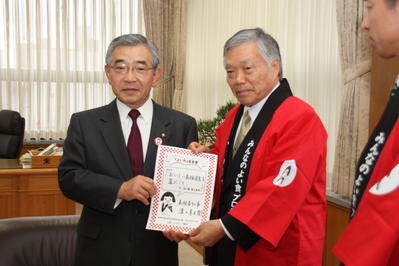 JA島根中央会の萬代会長に宣言書を渡す知事