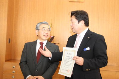 平田進也さんのお話を伺う知事の写真