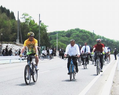 サイクリングする知事の写真その2