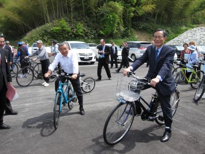 サイクリングする知事の写真その1