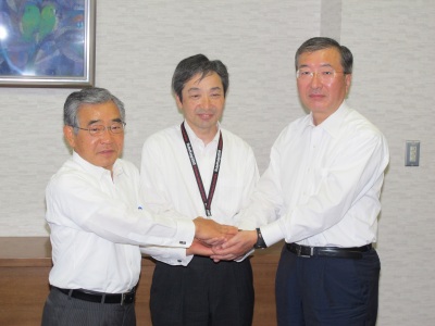 吉岡社長および松江市長と握手をする知事