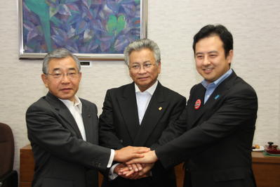 石川社長、益田市長と握手をする知事