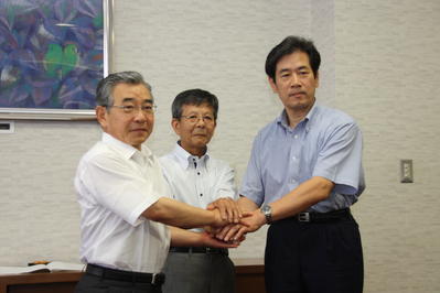 桜木代表取締役、大田市長と握手する知事