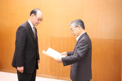 左は一般社団法人島根県警備業協会の吉岡健二郎会長