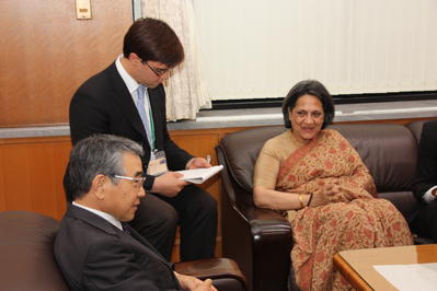 右はディーパ・ゴパラン・ワドワ駐日インド大使