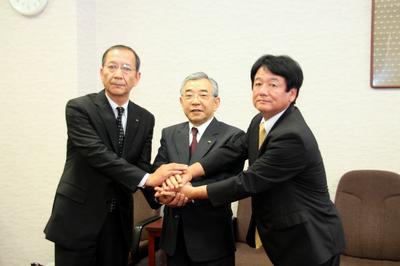 右は松江バイオマス発電所株式会社の辻村社長、右は島根県素材流通協同組合の篠原理事長