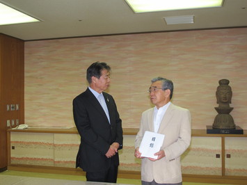 左が日本海テレビジョン放送（株）の藤川昭夫代表取締役社長